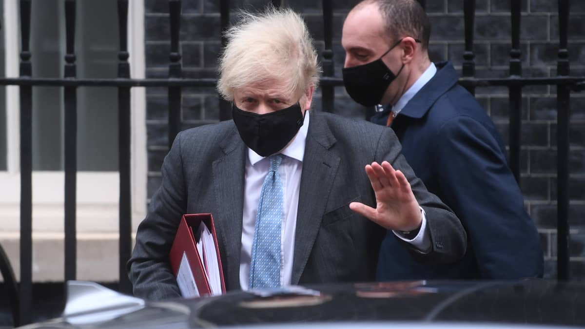 Boris Johnson viime viikon keskiviikkona lähdössä virka-asunnoltaan parlamenttiin.