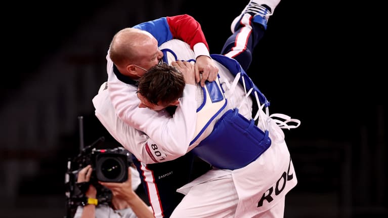Venäläinen taekwondoka Vladislav Larin tuuletti olympiavoittoaan Tokiossa 2021. 