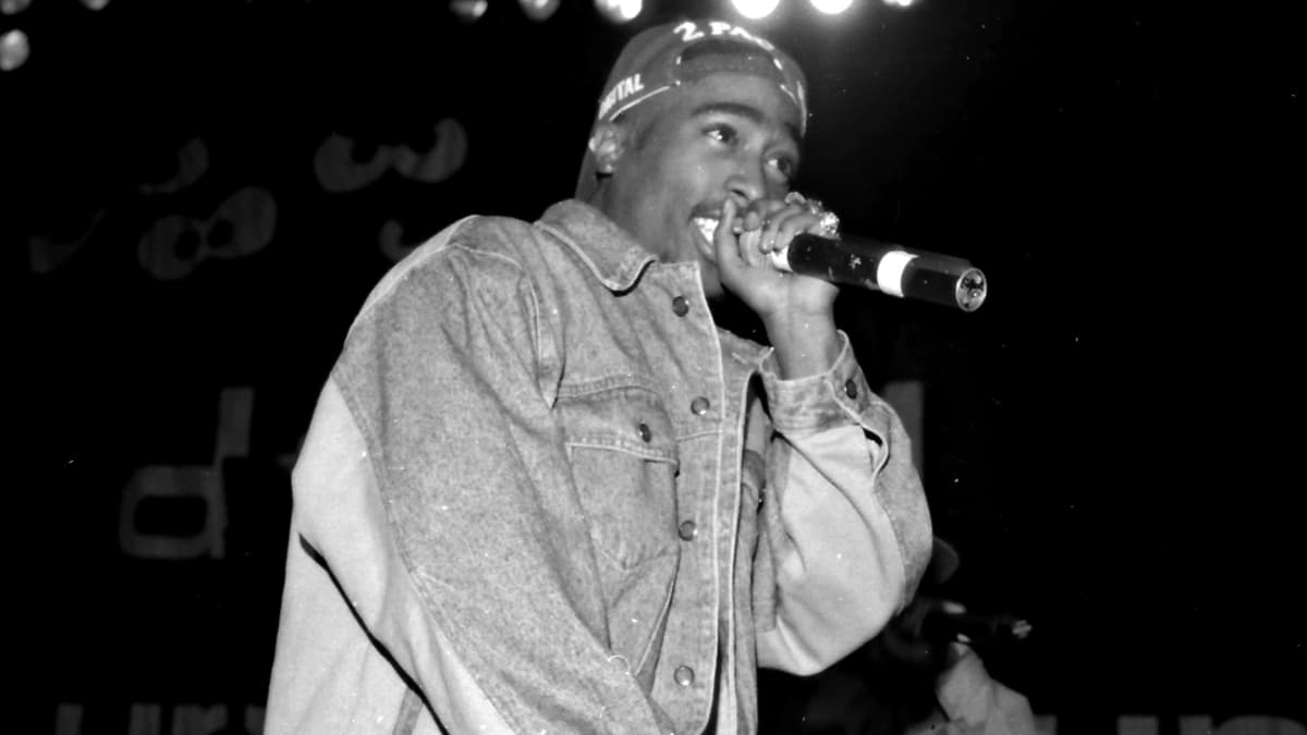 Tupac Shakur esiintymässä mustavalkoisessa valokuvassa.