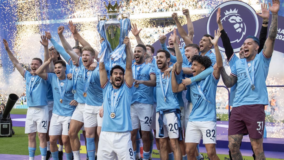 Manchester City juhlii kauden 2022–23 Valioliigan voittoa.
