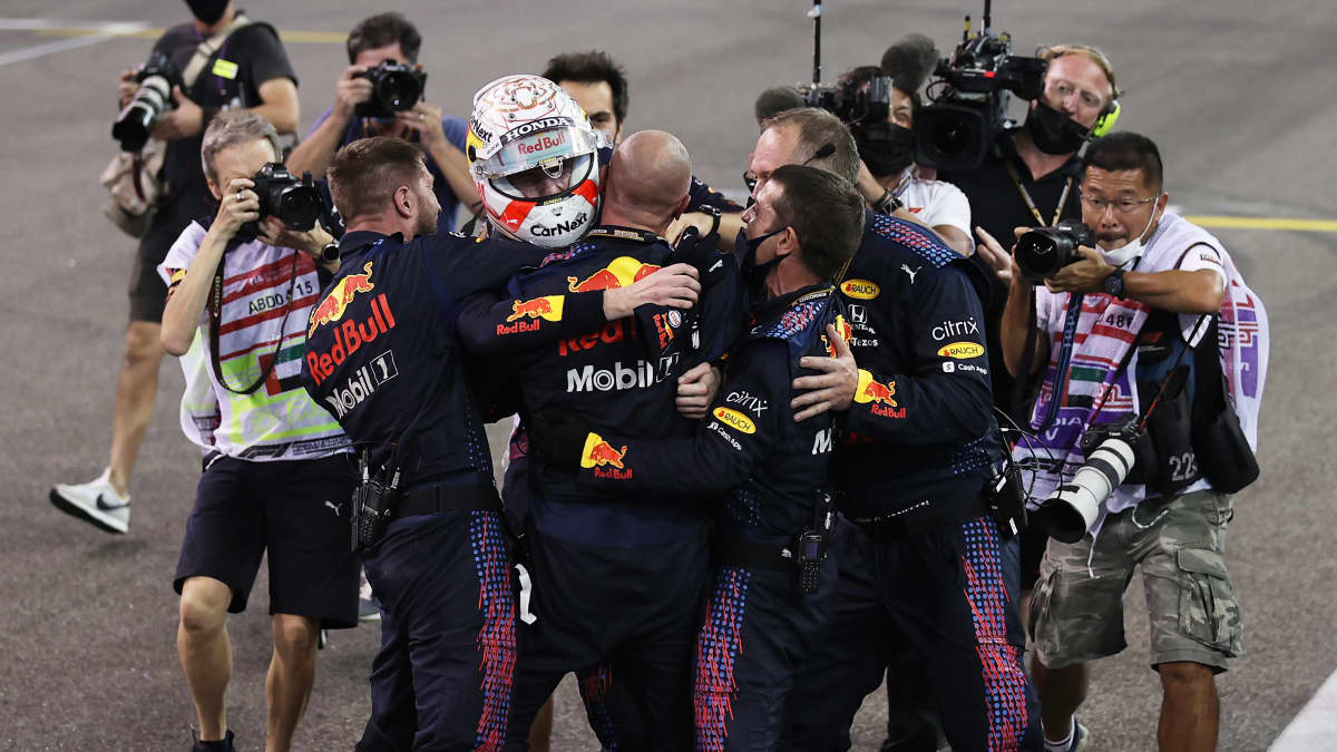 Max Verstappen ja Red Bull juhlivat F1-mestaruutta