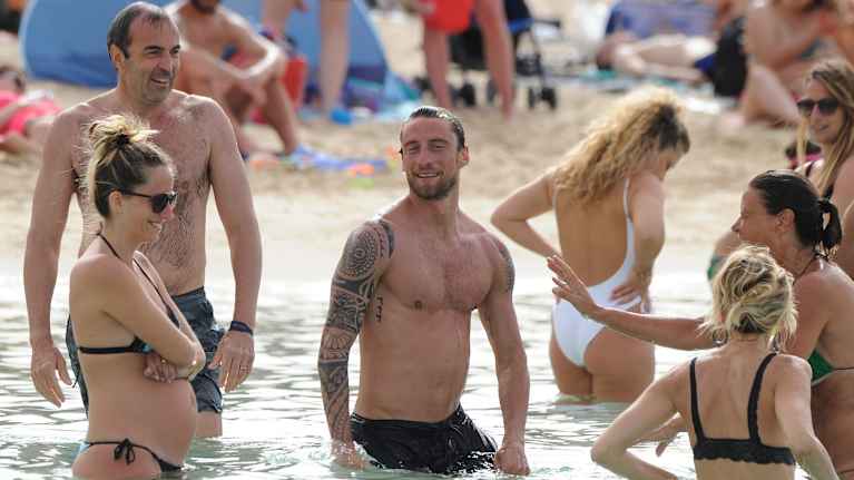 massa kändisar på en strand
