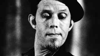 Henkilöllä visits tumma hattu.