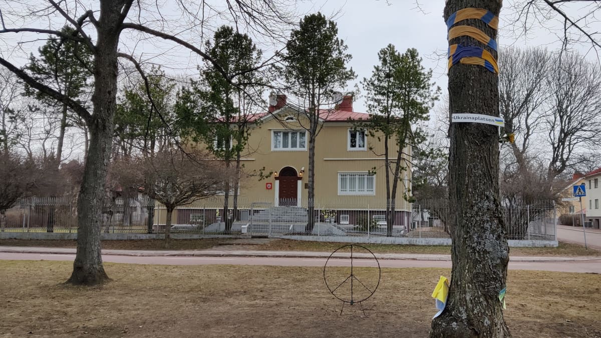 Photo shows trees in front of the Russian consulate in Mariehamn that display pro-Ukraine messages.