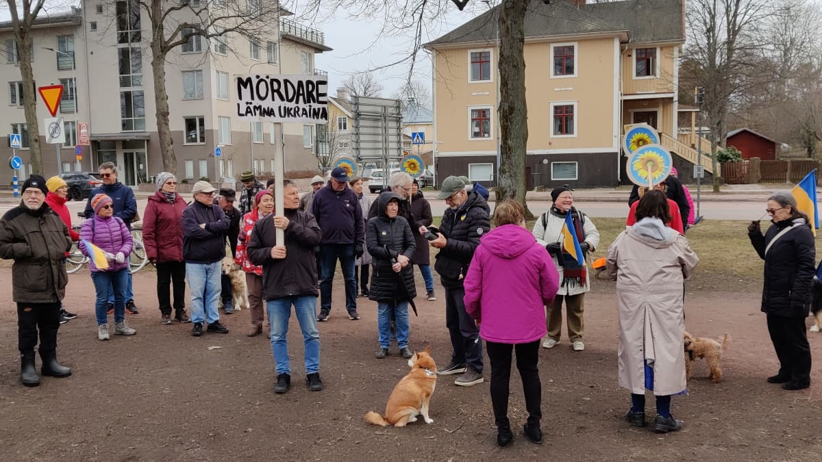 Mielenosoittajia Venäjän Maarianhaminan konsulaatin edessä