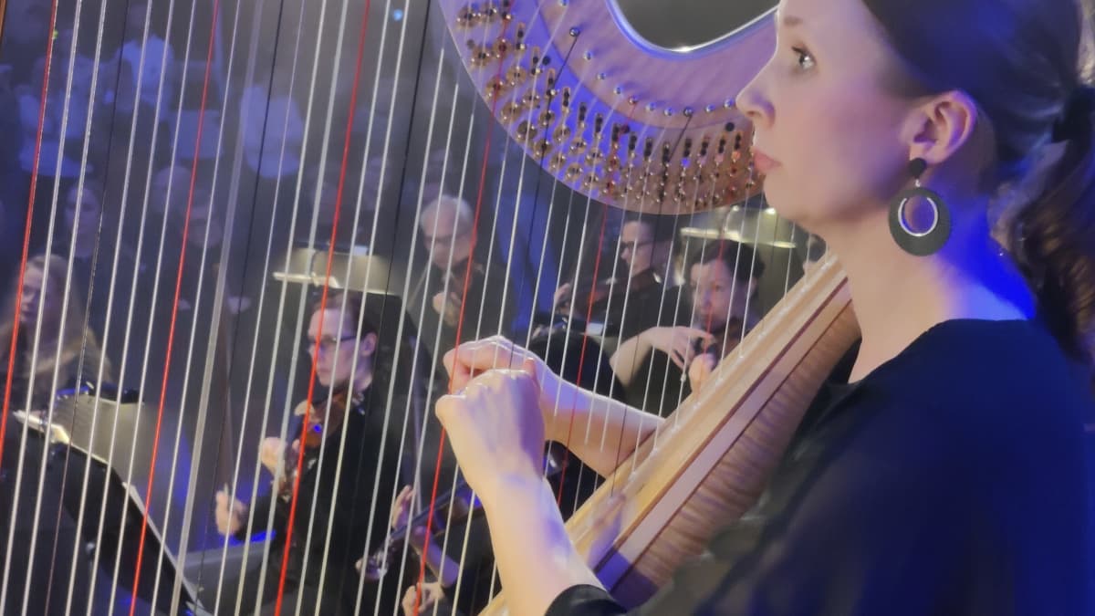 Open Orchestran soittajia ja yleisöä Turun konserttitalossa. Etualalla harpunsoittaja.