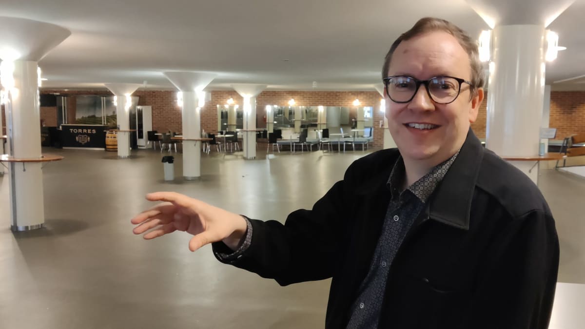 Turun filharmonisen orkesterin intendentti Nikke Isomöttönen Turun konserttitalon aulassa.