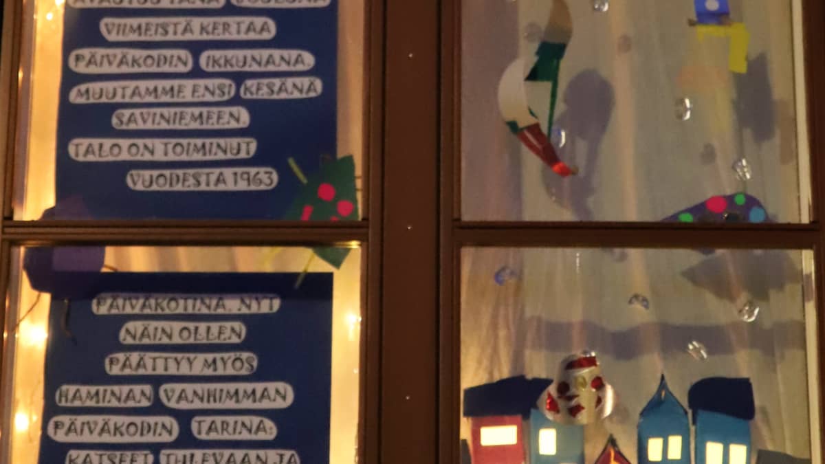 askarreltuja taloja ikkunassa