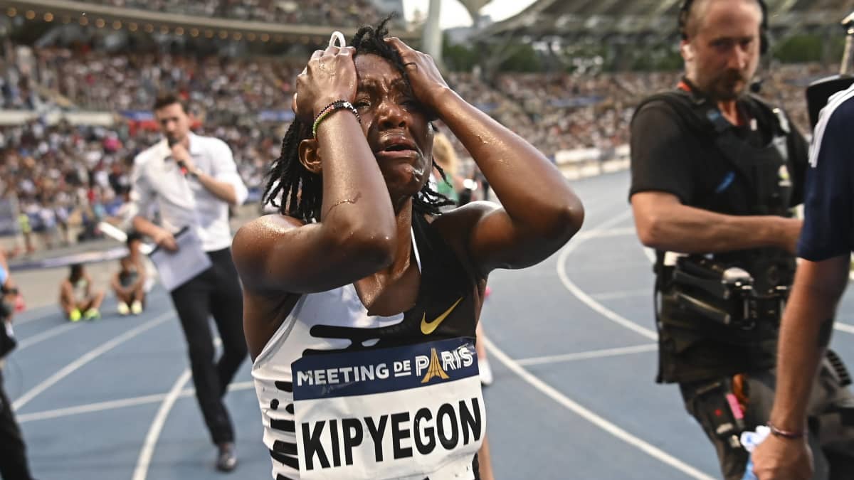 Hurjavireinen Faith Kipyegon ei ollut uskoa ME-aikaansa Pariisissa. 