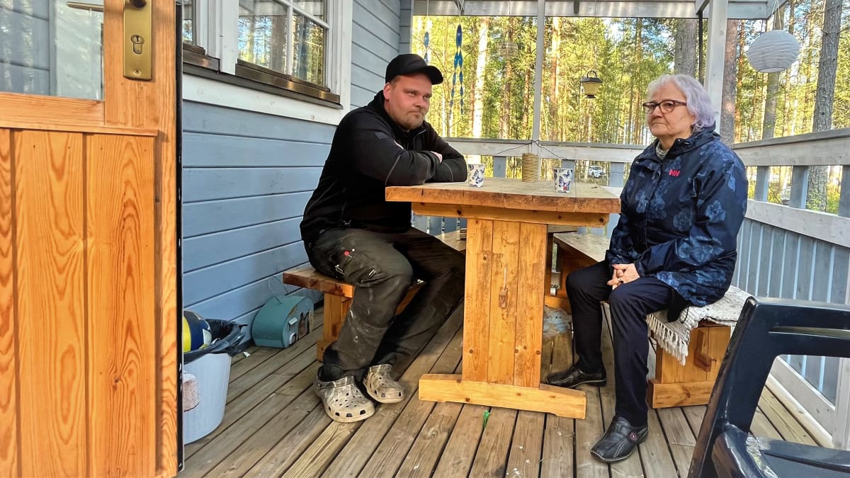 Timo ja Tuulikki Ilomäki terassilla.