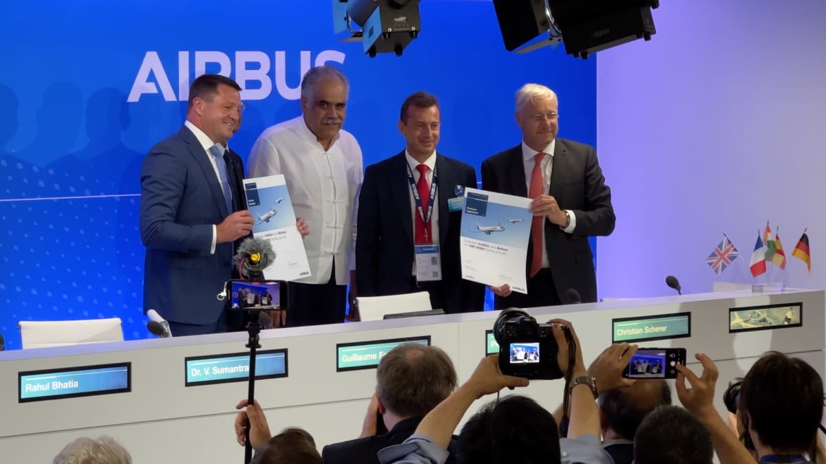 Airbus ja IndiGo-lentoyhtiö sopivat 500 koneen kaupasta. Johtajat hymyilevät kuvassa sopimuksen allekirjoittamisen jälkeen.