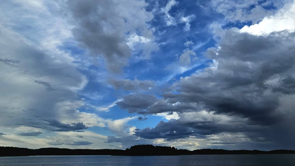 Taivasmaisemaa Keski-Suomesta. Pilviä järven yllä. 