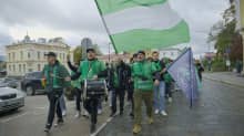 EIF-kannattajat marssivat kävelykadulta Keskuskentälle ennen EIF:n ja Gnistanin peliä Tammisaaressa lauantaina 7.10.2023.