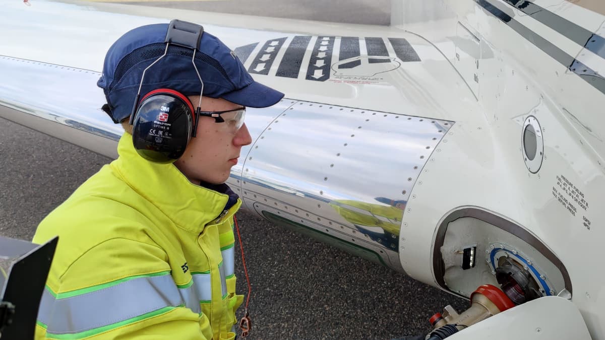 Nesteen tankkaaja tankkaa Jetfliten liikesuihkukonetta