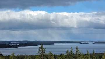 Kuuropilviä järven yllä kuvattuna vaaran laelta.