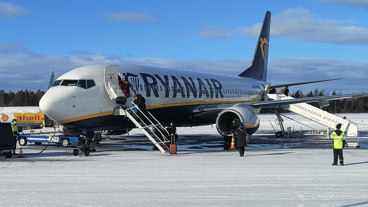 Ryanairin Boeing 737-800 -matkustajakone Lappeenrannan lentoasemalla maaliskuussa