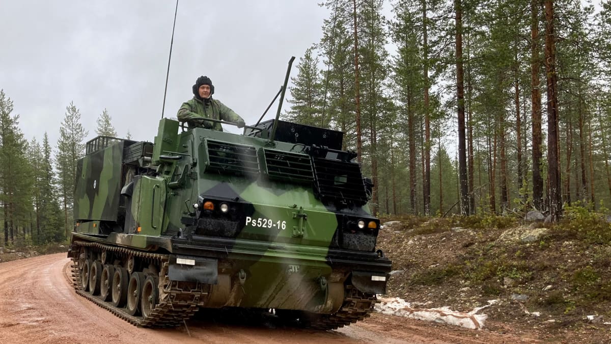 Raskas raketinheitin Ps529-16 ajaa hiekkatiellä Rovajärven harjoitusalueella. Vaunun luukussa seisoo patterin esimies reservin alikersantti Juha Kinnari.