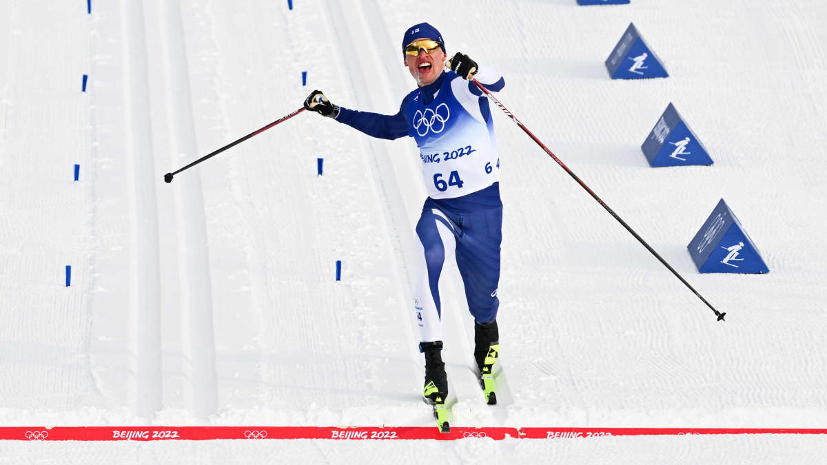 Iivo Niskanen firar som olympisk mästare 2022.