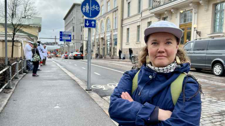 Opintokeskuksessa työskentelevä Anu Korhonen saapui maanantaiaamuna Smolnan edustalle puolestamaan järjestöjen rahoitusta.