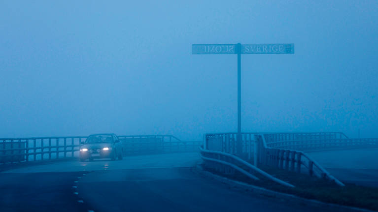 Gränsövergången i Torneå-Haparanda en dimmig kväll.