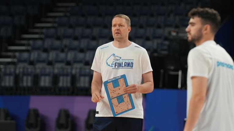 Hanno Möttölä Susijengin harjoituksissa fläppitaulun kanssa MM-kisoissa 2023.
