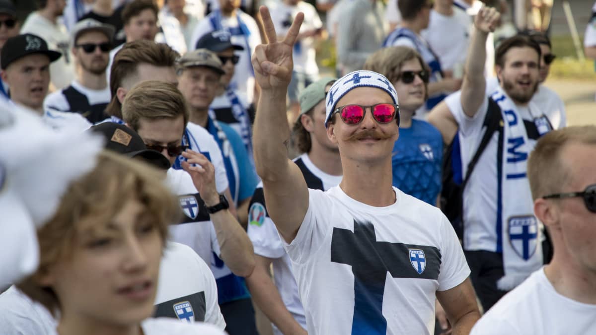 Huuhkajafaneja SMJK:n marssilla.