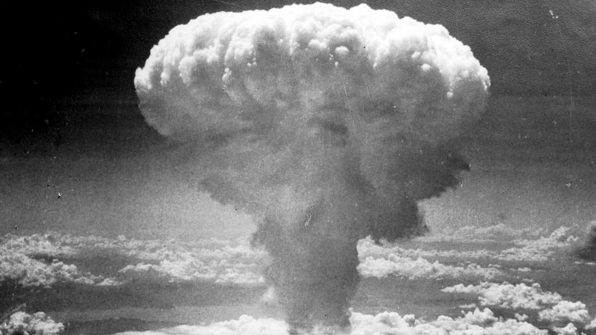 Ydinräjähdyksen aiheuttama savupatsas Nagasakin yllä 1945