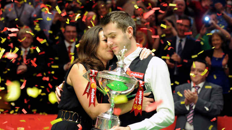Mark Selby juhli vaimonsa kanssa snookerin maailmanmestaruutta ensi kertaa vuonna 2014. Selby on kruunattu mestariksi Cruciblessa myös vuosina 2016, 2017 ja 2021.