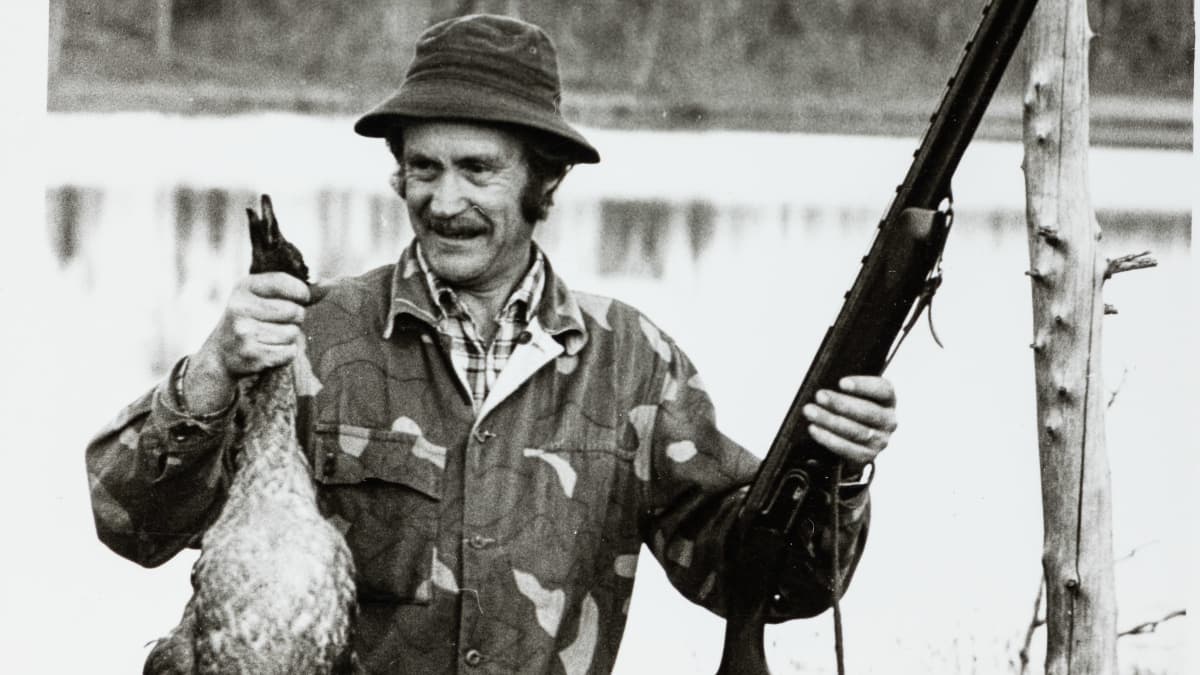 Eräkirjailija Erkki Tuominen hanhisaaliin kanssa 1980-luvulla.