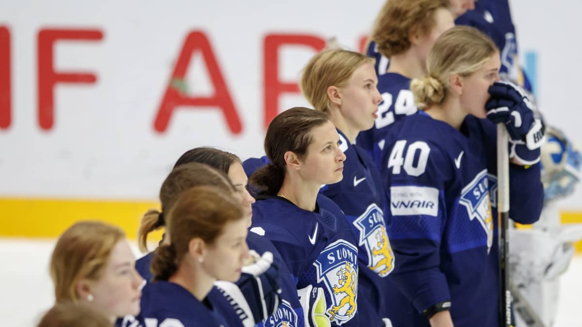 Japani voitti Suomen MM-kisojen sijoitusottelussa viidennestä sijasta Frederikshavnissa 4.9.2022. Jenni Hiirikosken ja muiden suomalaispelaajien ilmeet olivat vakavia.