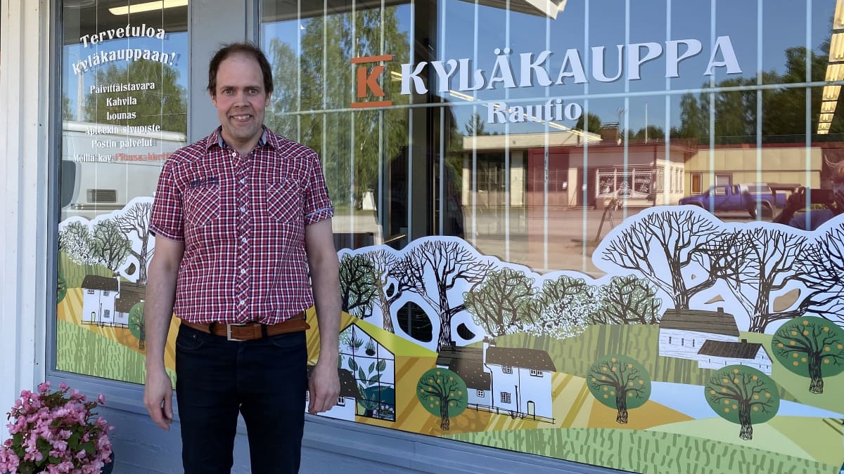 Kuvassa kauppaosuuskunnan puheenjohtaja Hannu Niemelä