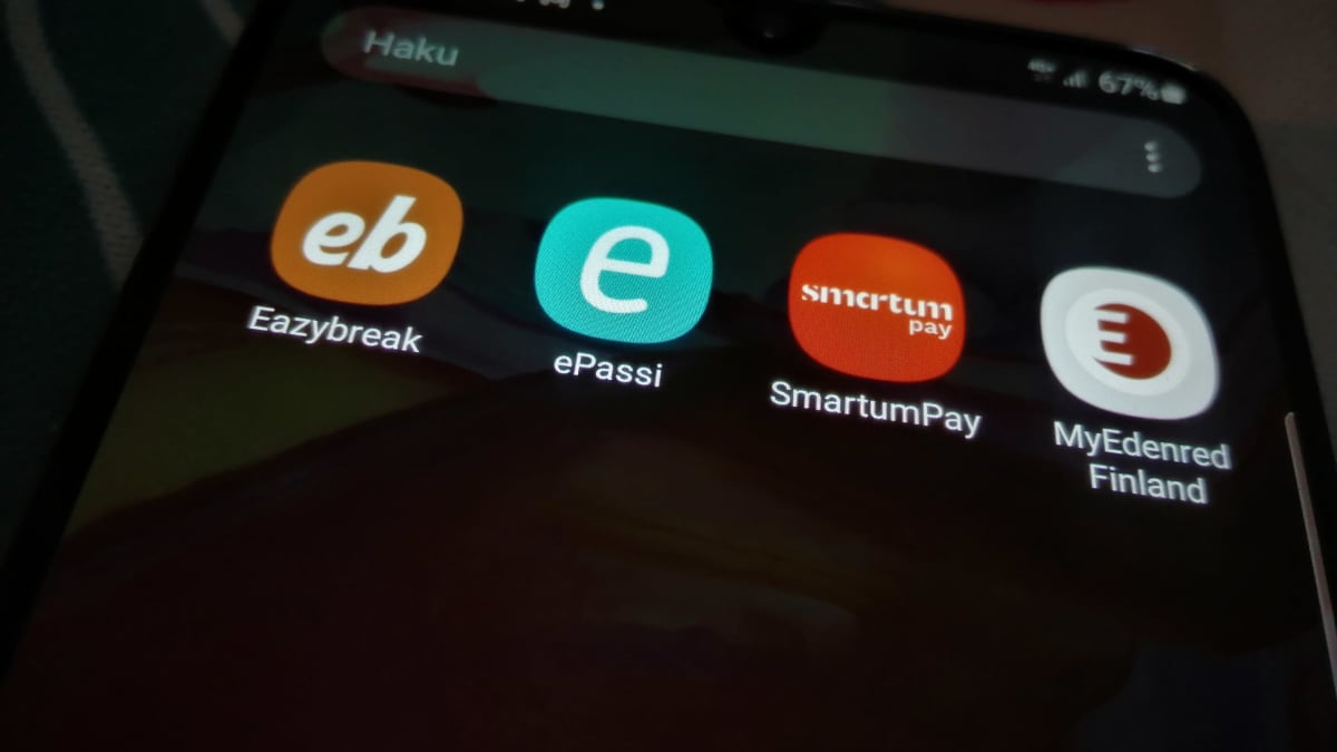 Puhelimen näytöllä on neljän lounassetelijärjestelämän sovelluksien kuvakkeet