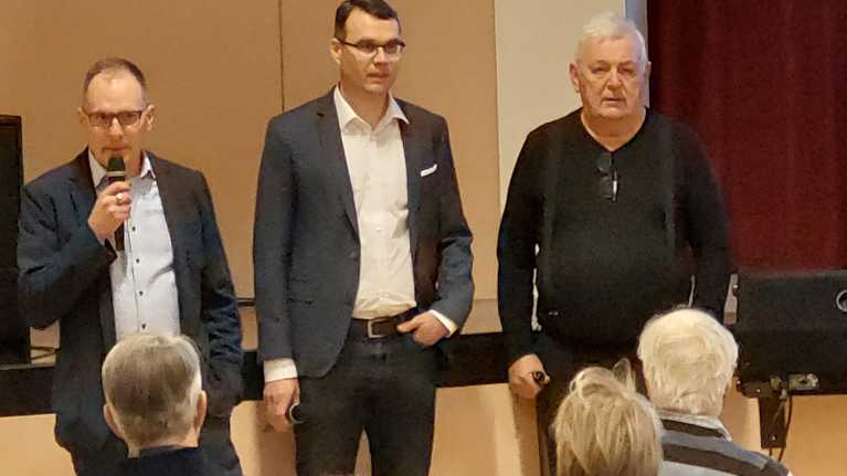 Hans Vadbäck, Mikko Iso-Tryykäri och Allan Nyholm från Fortum informerar om vindkraft i Pörtom i Närpes i oktober 2021.
