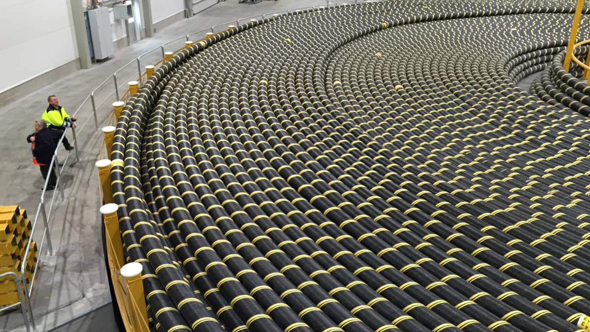 Suuri merikaapeli tehtaan sisällä kerällä.