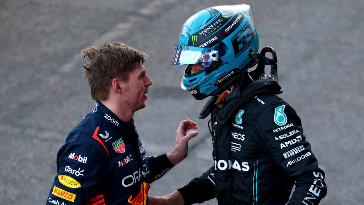 Max Verstappen ja George Russell keskustelevat Bakun F1-sprintin jälkeen.