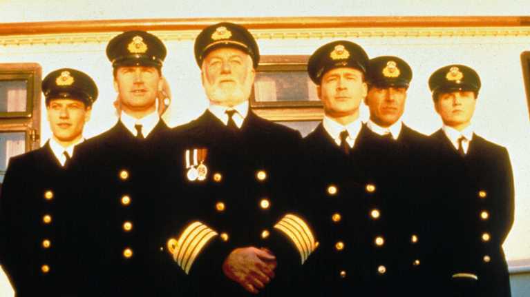 Im Film Titanic blickt die Schiffsbesatzung in die Ferne.
