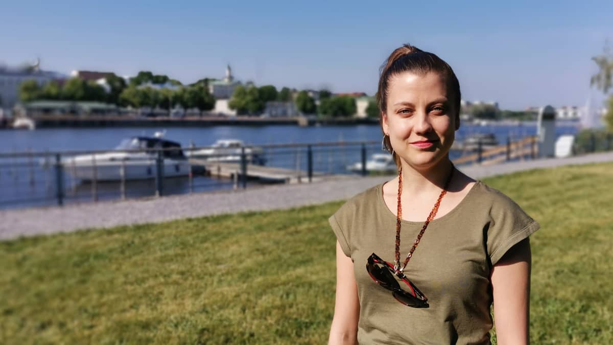 Merianna Luoma seisoo Kokemäenjoen rannalla.