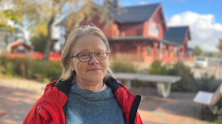 Elina Ahde i lekparken vid Ingå kommungård. I bakgrunden köpcentret i Ingå. 