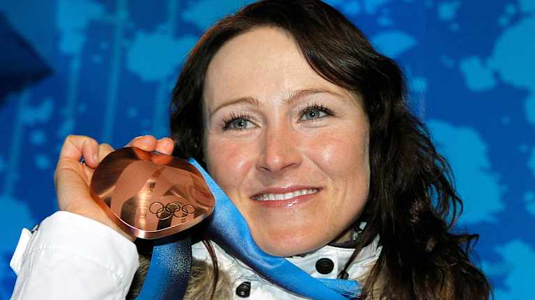 Aino-Kaisa Saarinen Vancouverin olympialaisissa 30 kilometrin kisan pronssimitali kaulassaan.