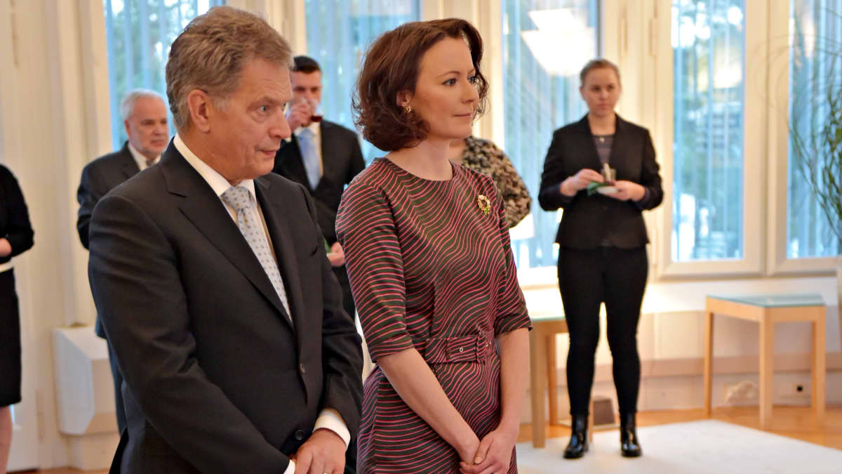 Presidentti Sauli Niinistö, rouva Jenni Haukio ja Lennu-koira ottavat vastaan joulutervehdyksiä Mäntyniemessä 15. joulukuuta 2016.