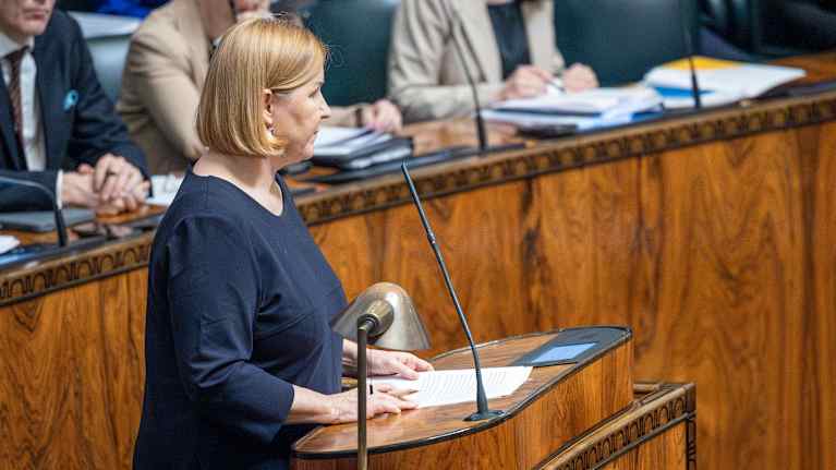 Sosiaali- ja terveysministeri Kaisa Juuso puhumassa vanhuslaista eduskunnan suuressa salissa. Kuva: Toni Määttä / Yle