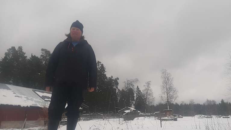 kvinna en mulen dag