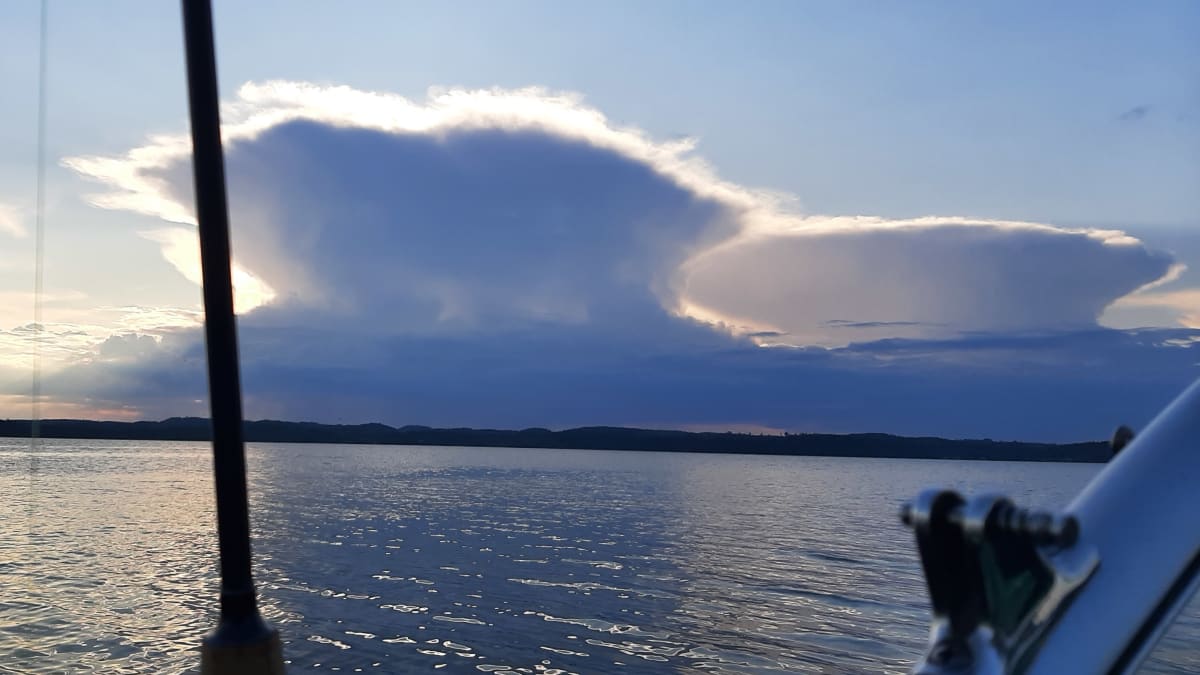 Kuvassa näkyy kaksi alasinpilveä.