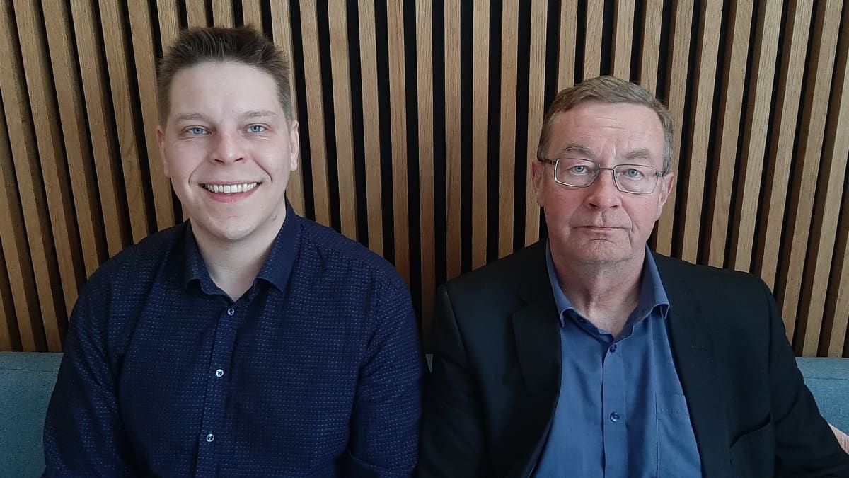 Kajaanin ammattikorkeakoulun pelihankkeen projektipäällikkö Joonas Pylvinen ja Kajaanin kaupungin kehitysjohtaja Risto Hämäläinen istumassa.