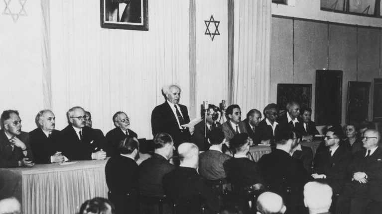 Historiallisessa kuva David Ben Gurion antaa Israelin itsenäisyysjulistuksen 14.5.1948.