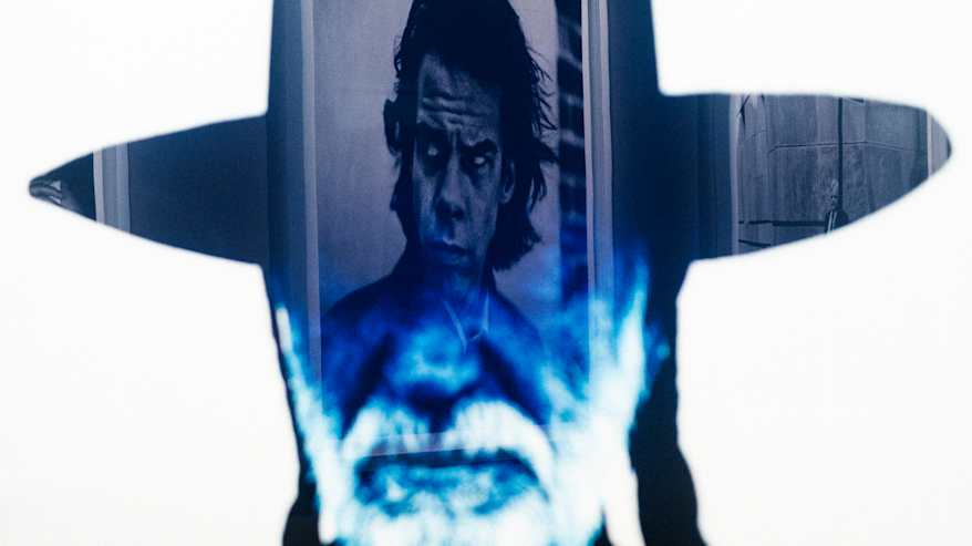 Valokuva heijastuu toisesta valokuvasta.