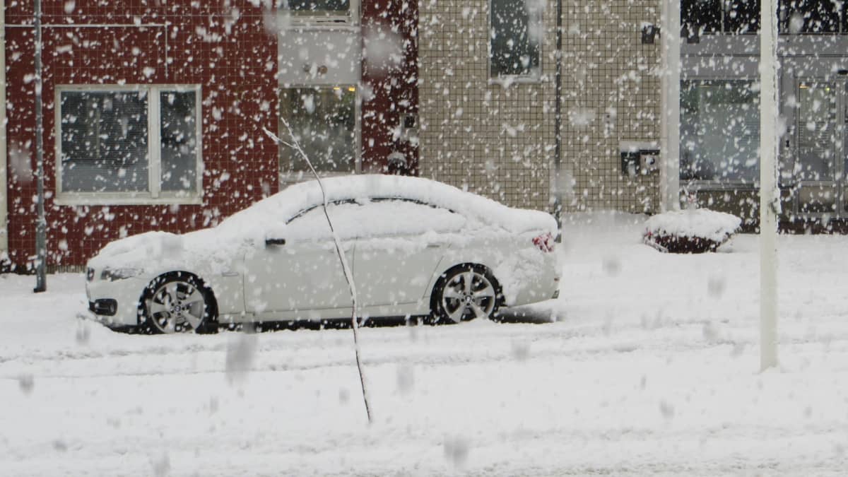 Auton päällä ja kadulla on runsaasti lunta ensimmäisen kerran syksyllä 2021