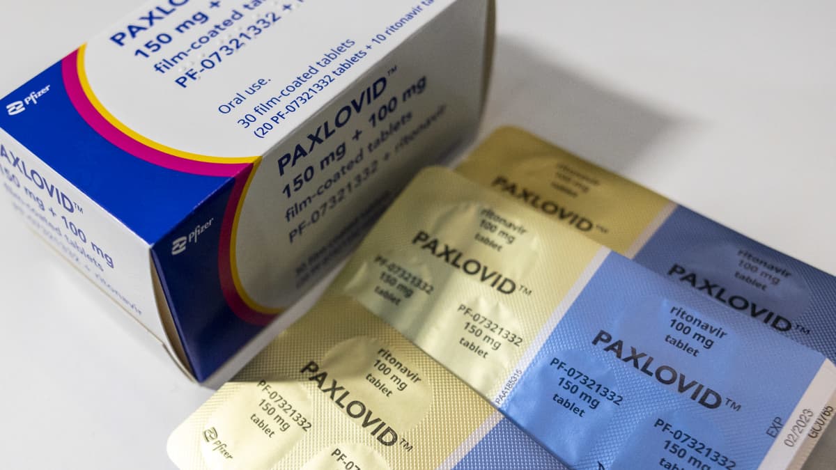 Paxlovid lääkelevyjä ja pakkaus pöydällä.