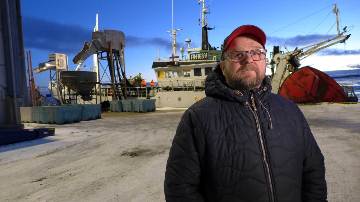 ammattikalastaja Jukka Vehkaperä Reposaaren kalasatamassa