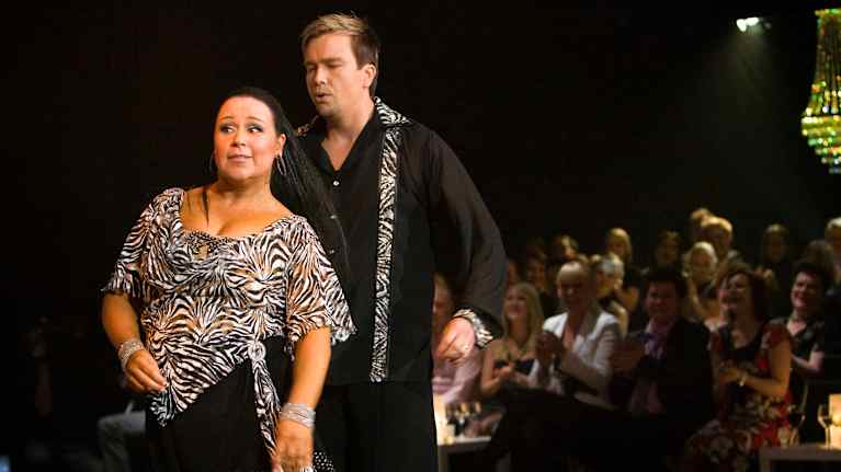 Antti Kaikkonen ja Satu Markkanen tanssivat yleisön edessä yhteensopivissa mustavalkoisissa asuissa.